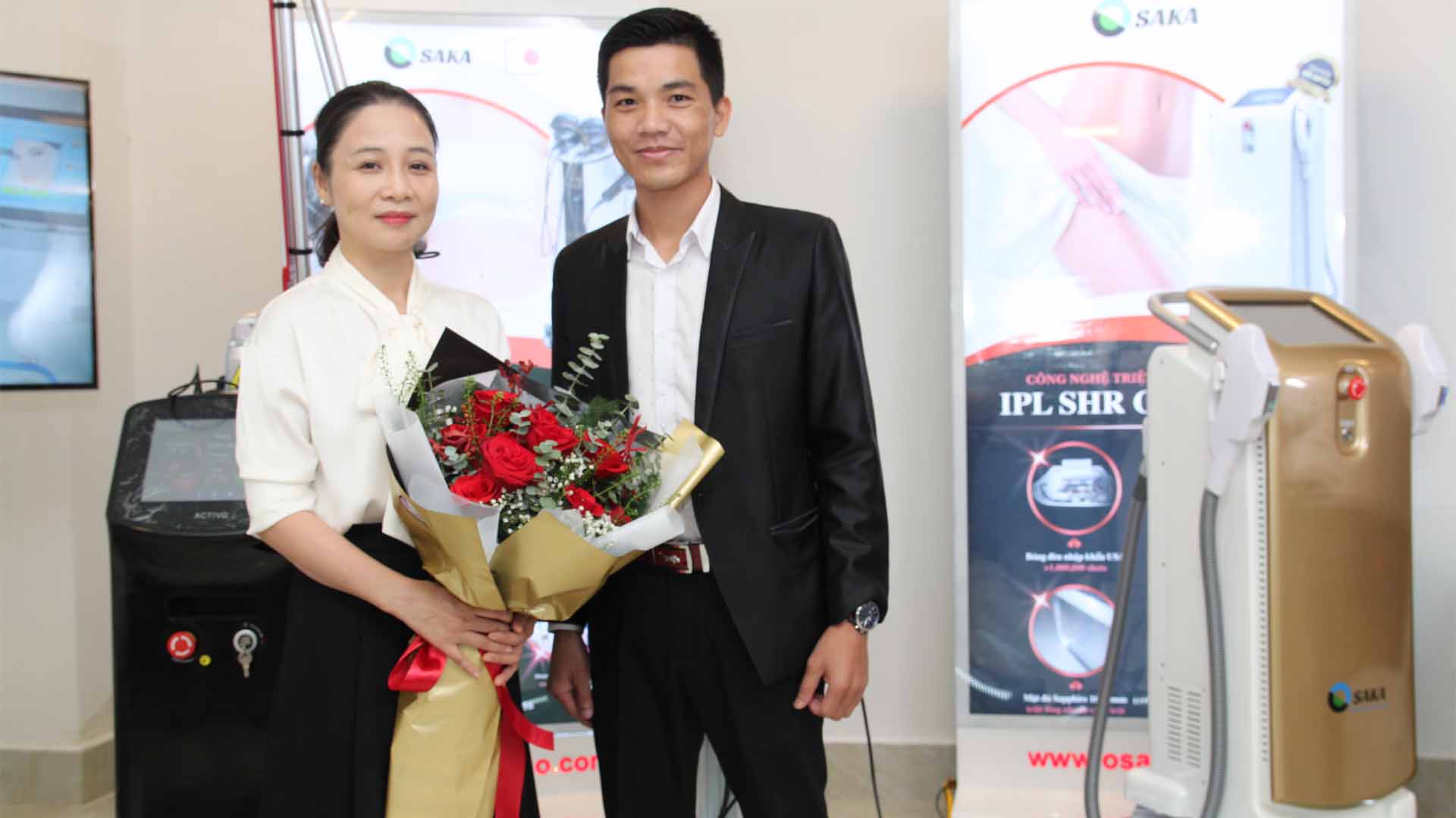 Bác sĩ Phan Thị Hồng Vinh tham qua sản phẩm