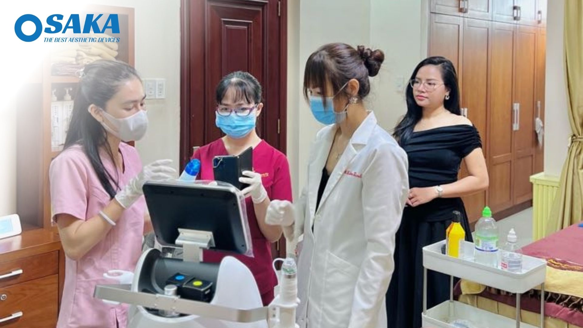 Allure Beauty BY BS LÂM THANH Đột Phá Kỷ Nguyên Tái Tạo Da: Chuẩn Hóa Liệu Trình Trẻ Hóa & San Phẳng Sẹo Rỗ Với Siêu Công Nghệ RF Needle Quantus Pro Italy ALLURE 4 1